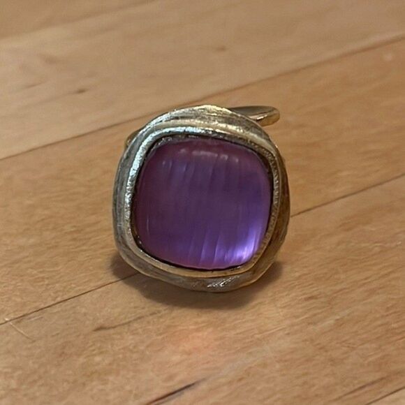 costume jewelry ring. Brushed Gold Tone Metal hand crafted metal with pink stone - Picture 6 of 11